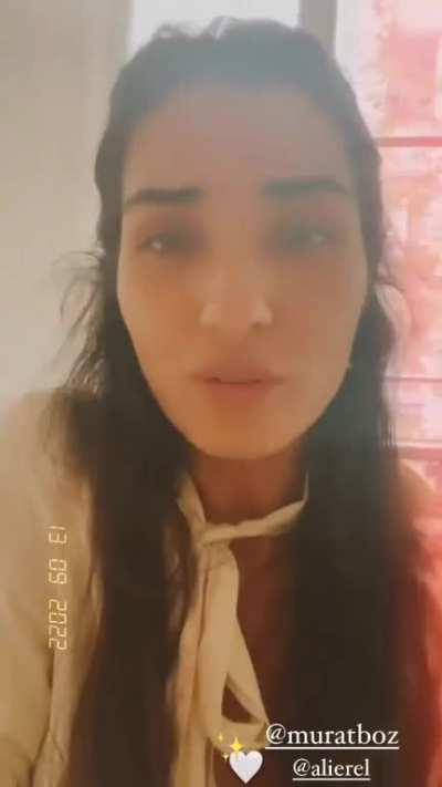 Tuba Büyüküstün singing
