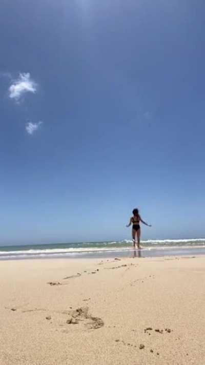 Beim ersten Video kann man sogar von hinten sehen wie die hüpfen🤤