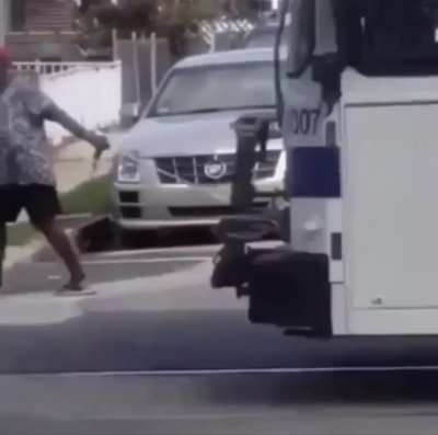 WoMaN hElPs AiRcOnDiTiOnEr CrOsS tHe RoAd