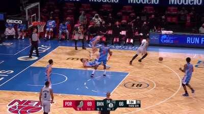 [Highlight] Damian Lillard bumps into Blake Griffin and knocked off balance but sinks the three anyway