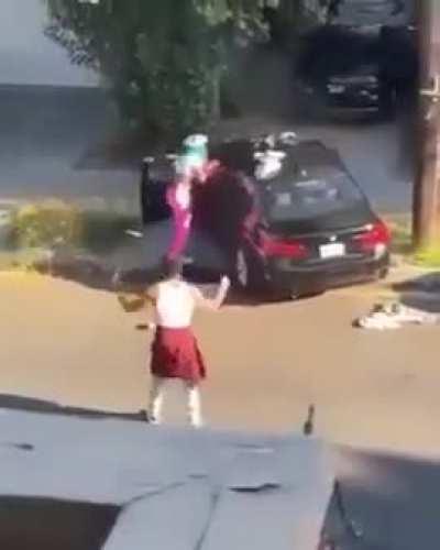 Ela incendeia o carro de ex e foge para o sol