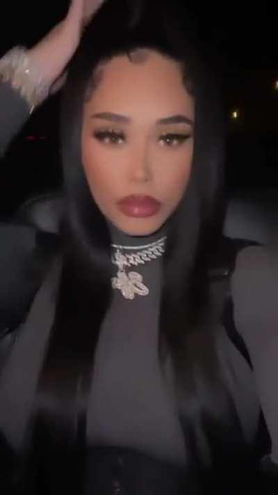 👸🏻🤳🏻💅🏼