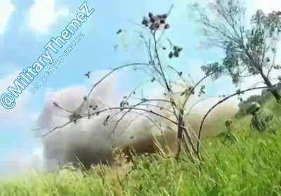 ru pov: Ukrainian infantry crossing field under Russian artillery fire