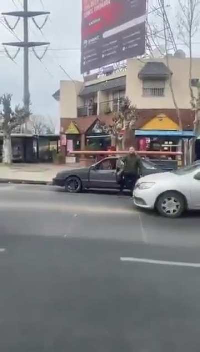 Un kirchnerista totalmente alterado atacó a patadas un stand de La Libertad Avanza en Lomas de Zamora. El miedo que tienen es palpable.