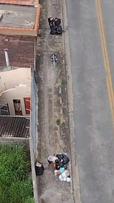 Abro o jornal, vejo picanha e jetsky. Abro a janela: