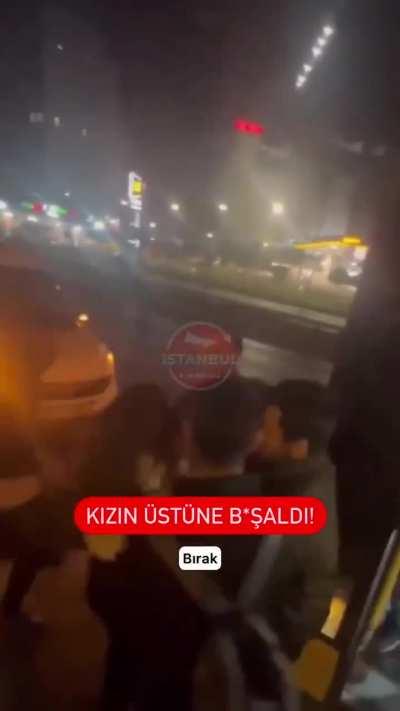 İstanbul’da otobüste bir kadını taciz eden yabancı uyruklu insan artığı linçten kurtarılırken pantolonundaki ıslaklık görenleri şoke etti.

“Ağlama lan s*kik! Kızın üstüne boşalırken iyiydi. Oy verenler konuşsun, kim getirdi lan bunları?”