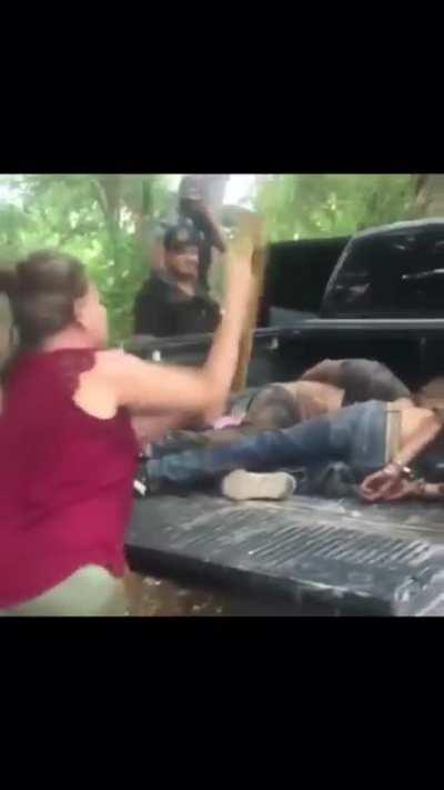 Mexican cops let woman beat thieves