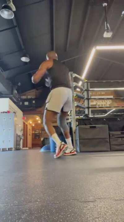 Kamaru practicing the toe stomps and even throws in some spinning toe stomps😂😂😂😂 Masvidal going through PTSD watching this