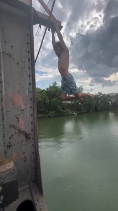 [LFO] Guy injures himself doing backflip off bridge