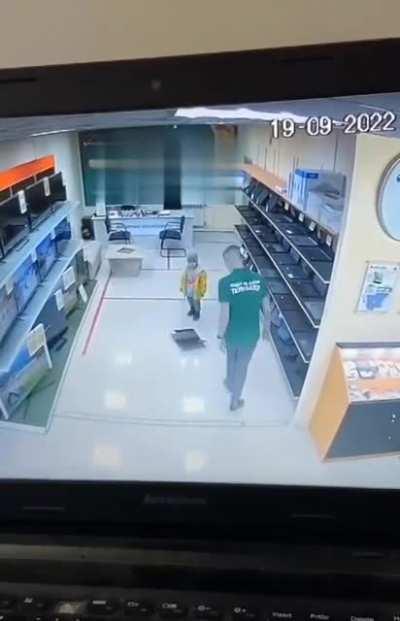 A kid tests laptop in Russian store and runs away