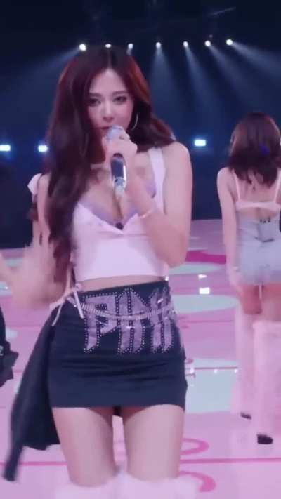 How could Tzuyu upstage the VS angels like this?