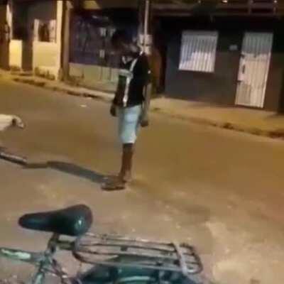 Entrei nessa merda de sub mas só encontrei gente q bate punheta pra 2d. Vou ficar mais um tempo aqui até conseguir convidar o adm a se juntar a minha cama.