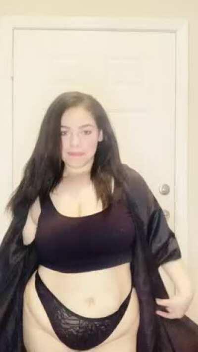 Would you fuck a young chubby mom? 😋🙈