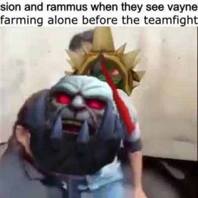 IT'S VAYNE! GET HER!