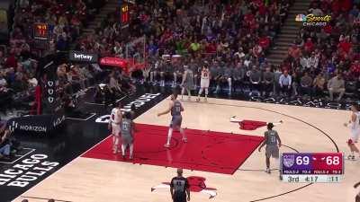 [Highlight] Zach LaVine redirects the lob pass to Pat Bev for 3