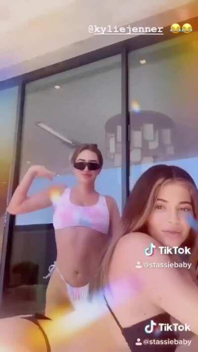 Slow motion phat ass jiggles