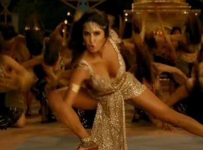 Katrina Kaif b**bs bounce