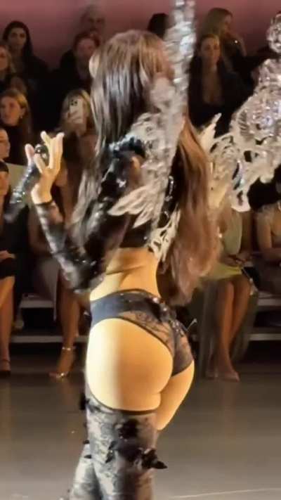 Lisa, Didn't knew an Angle could be this hot 🔥