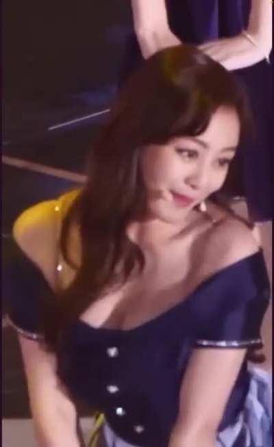 Someone posted a Gif of this performance so heres a video of Jihyo’s OUTRAGING puppies 😚