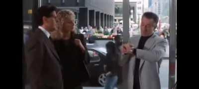 Jefe: Por que no has vendido carros si hablas con muchos que vienen aqui / Yo cuando trato de vender carros: