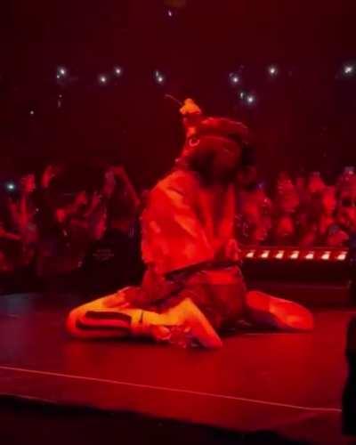 Behind pov of her arch