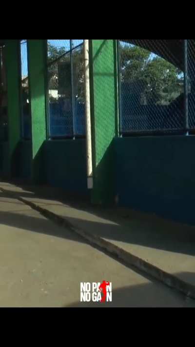 Sobre o professor que deu tarefa para os alunos, 10 voltas na quadra