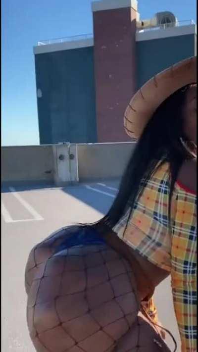 Thought I was all done with the Halloween Posts lol but had to Bring it BACK 4 that AZZ 🤷🏾‍♂️😍