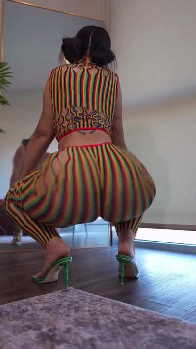 Her surgeon deserves everything for making this perfect fuckable ass