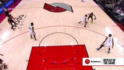 [Highlight] Anfernee Simons cooks Patty Mills with the handle and banks in the and-1 while getting spun in the air