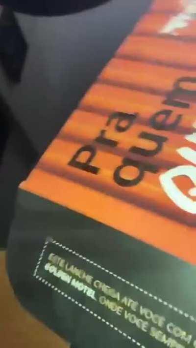 Anuncio de motel em uma caixa de hamburguer, so no brasil mesmo kkkkkkkkkkk