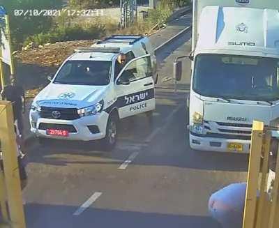 WCGW trying to hold the gate with your hand