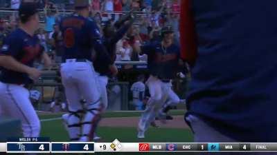[Highlight] Jorge Polanco walks it off for the Twins on a sac fly!
