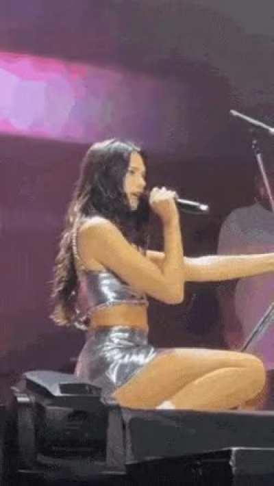 Dua Lipa has me so horny 🥵