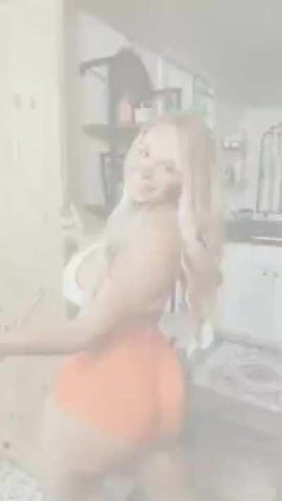 Who is this big titty Hooters girl?