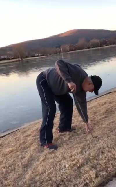 Интересный звук прыгающего по замерзшему озеру мяча для гольфа.