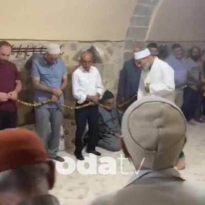 Beyler neyi yanlis yapiyoruz anlamadim(ortadaki benim)<topaç olan>