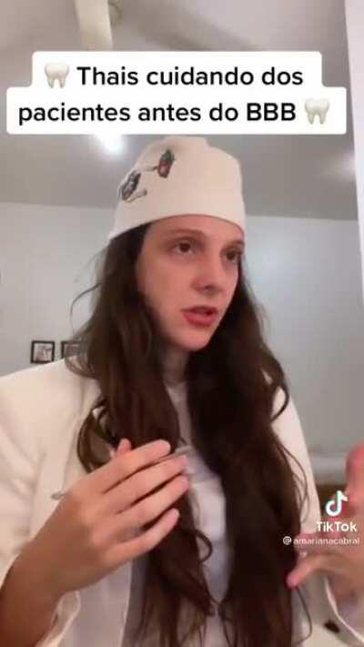 Thaís cuidando dos pacientes