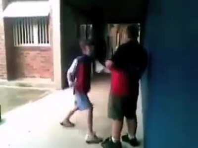 Só queria compartilhar esse vídeo que eu peguei lá do @BrigasEngra. O magrelinho é tão debochado que saiu dançando o passinho do romano