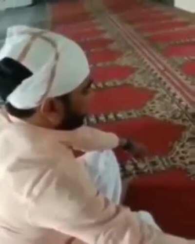 That's a BJP leader doing Hanuman Chalisa Paath in a Mosque in Baghpat, Uttar Pradesh ONLY AFTER TAKING MAULANA'S DUE PERMISSION! The maulana has been suspended by the Masjid trust 😭🤣