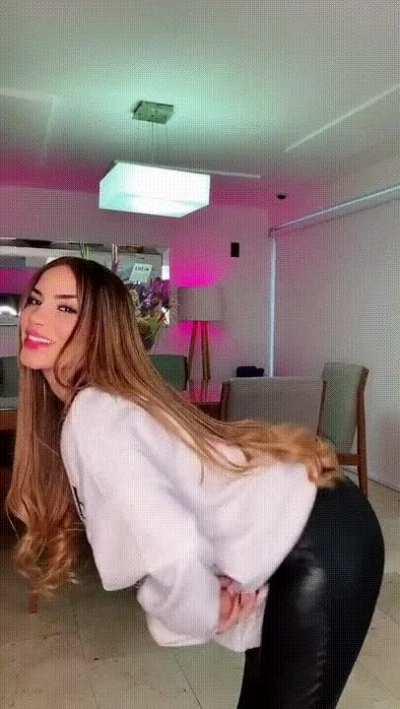 Kimberly moviendo el perro culazo 🍑🔥