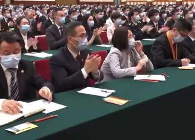 （小声）“这也得鼓掌” 看来是有人没鼓对时候