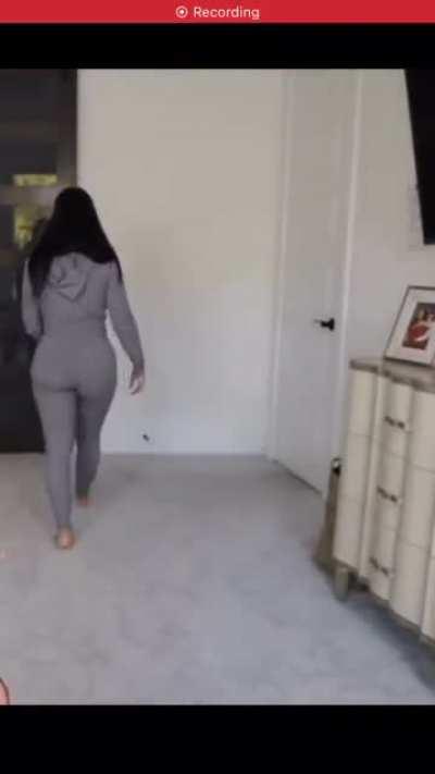 Fat ass just walking here😂😍😍🍑