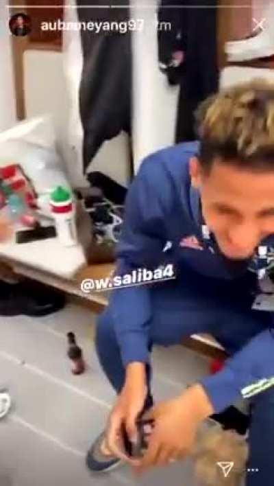 The boys welcome Saliba to the dressing room ❤❤