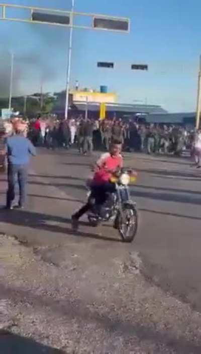 Military joins protests against Nicolas Maduro🇻🇪