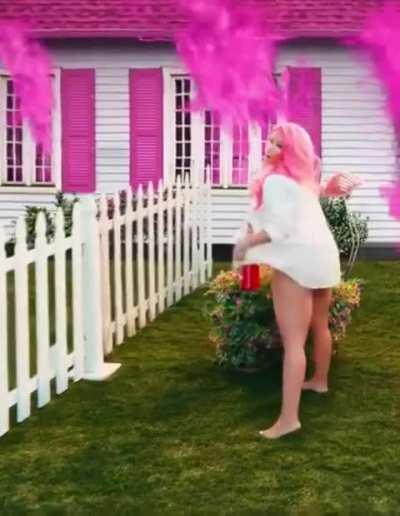 Nicki minaj shacking her fat juicy ass