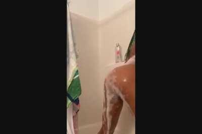 Lil slan shower twerk.