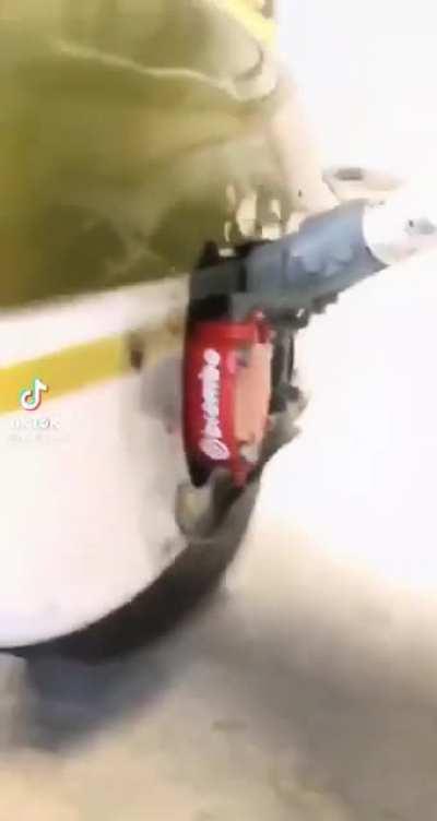 Brembo’s on the 182 🥶