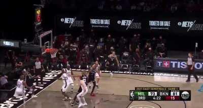 [Highlight] Kyrie Irving shows off his handles making Middleton dance..and finishes with a beautiful layup