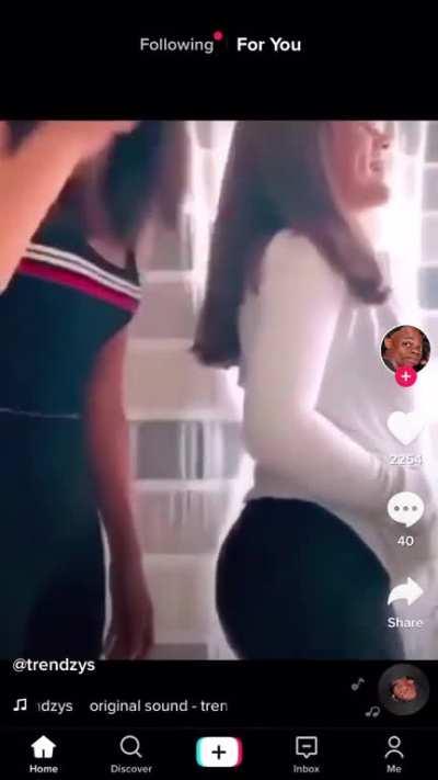 Dose anyone know her @?