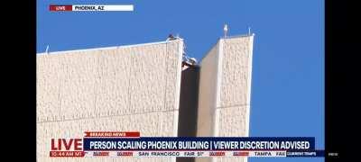Man scales Phoenix scyscraper